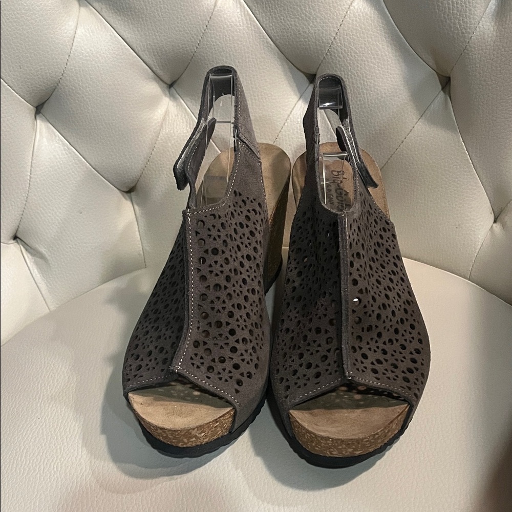 Taupe Suede Laser-Cut Cork Wedge Sandals Size 8 Made in Italy - Picture 2 of 7